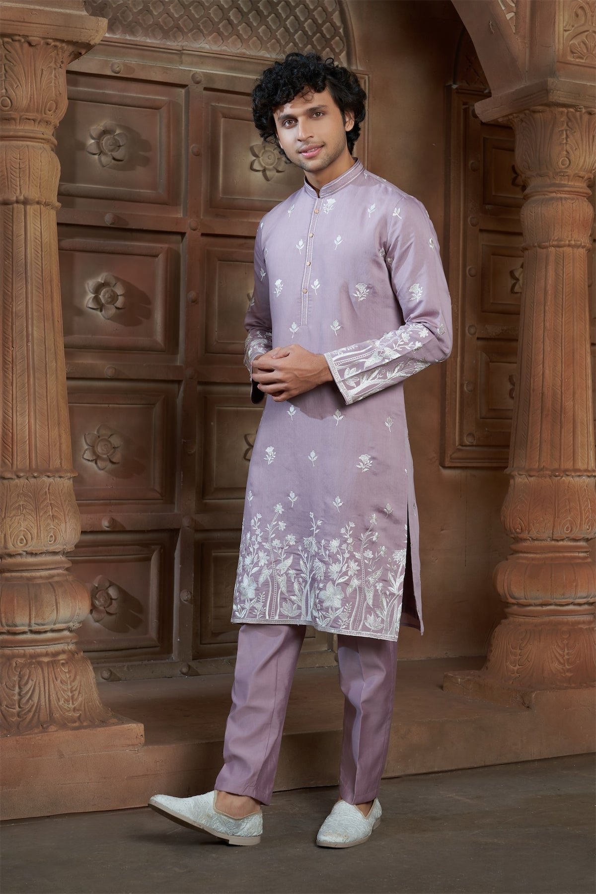 Lavender cotton  Kurta Pyjama with Thread Embroidery and Motifs